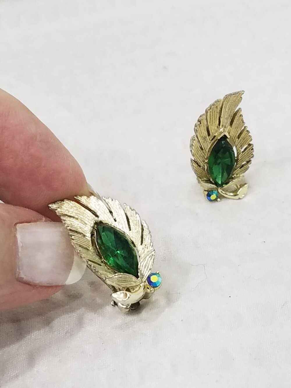 Vintage Signed Lisner Green Crystal & Gold Tone Leaf Stud Clip On Earrings